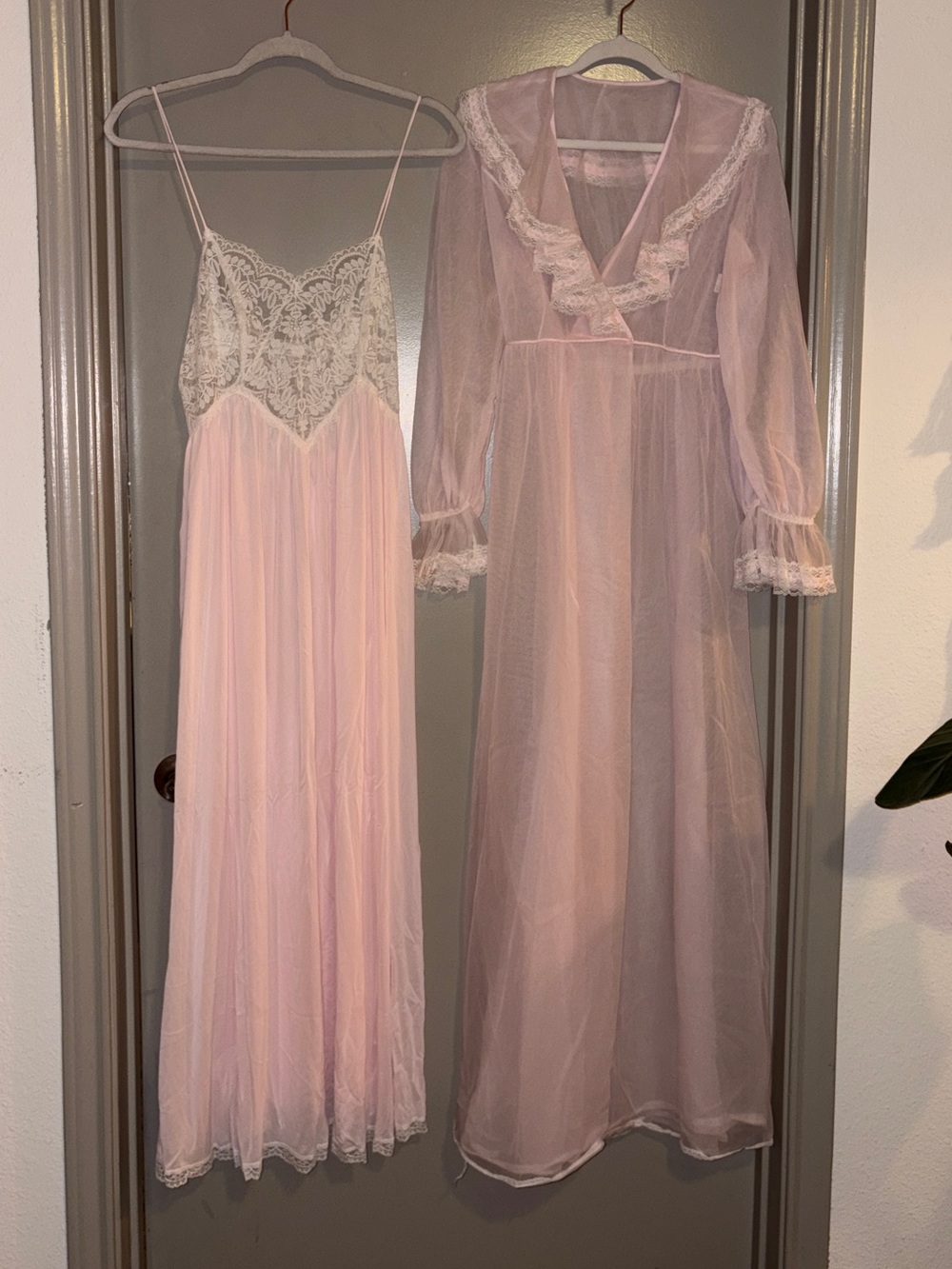 Miss Elaine Pale Pink Lace Chemise and Sheer Robe Set - Picture 4 of 12